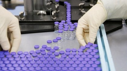 Cadena de producción del candidato a vacuna de Pfizer en las instalaciones del laboratorio en Puurs, Bélgica (Pfizer/entrega vía Reuters)