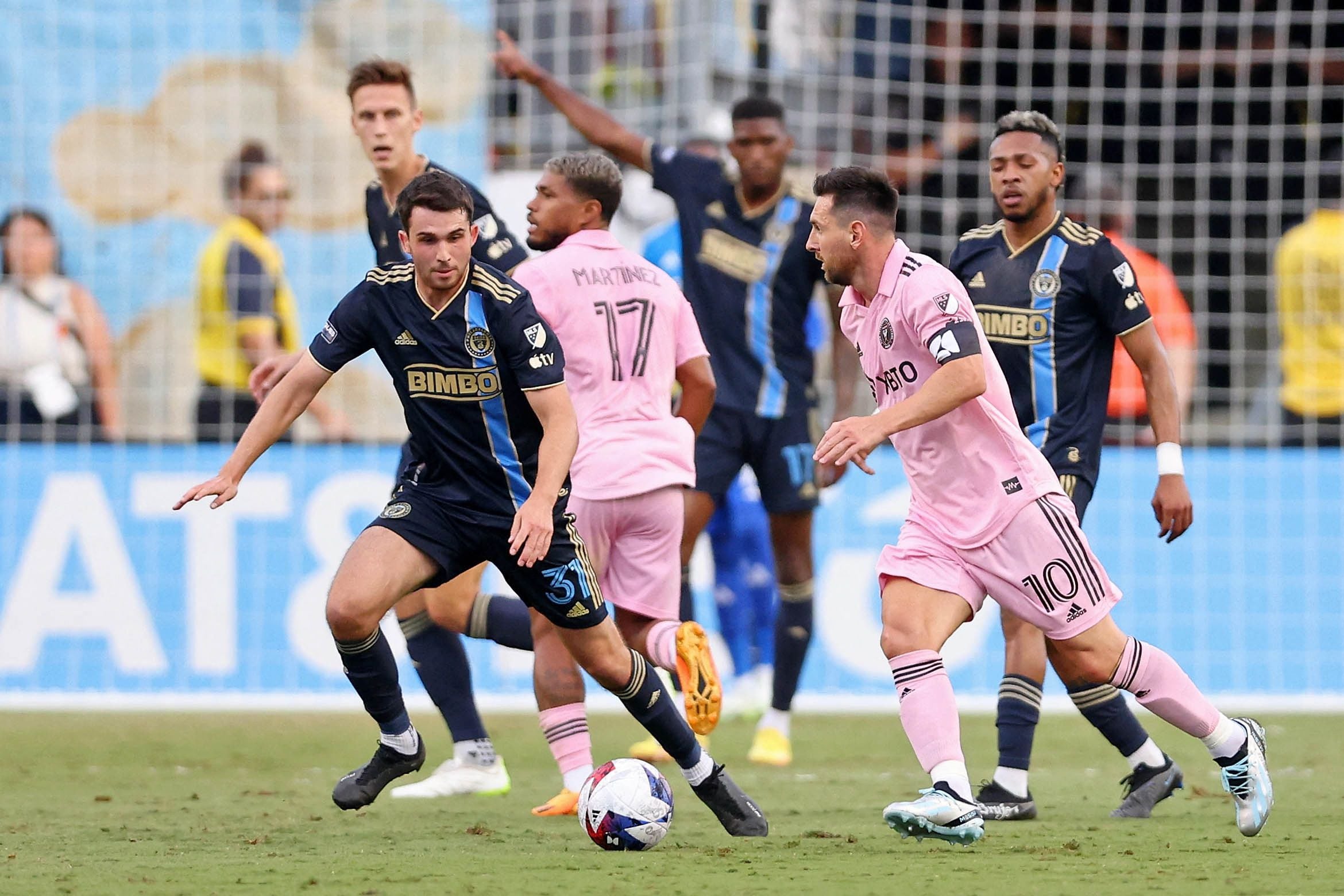 Lionel Messi, rodeado de rivales de Philadelphia Union. Inter Miami gana 3-0 en la semifinal de la Leagues Cup (Bill Streicher-USA TODAY Sports)