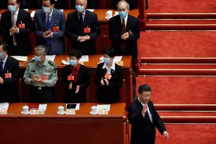 El presidente chino, Xi Jinping, saluda a los funcionarios con máscaras faciales tras el brote de coronavirus originados en Wuhan, cuando llega a la sesión de apertura de la Conferencia Consultiva Política del Pueblo Chino (CPPCC) en el Gran Salón del Pueblo en Beijing (Reuters)