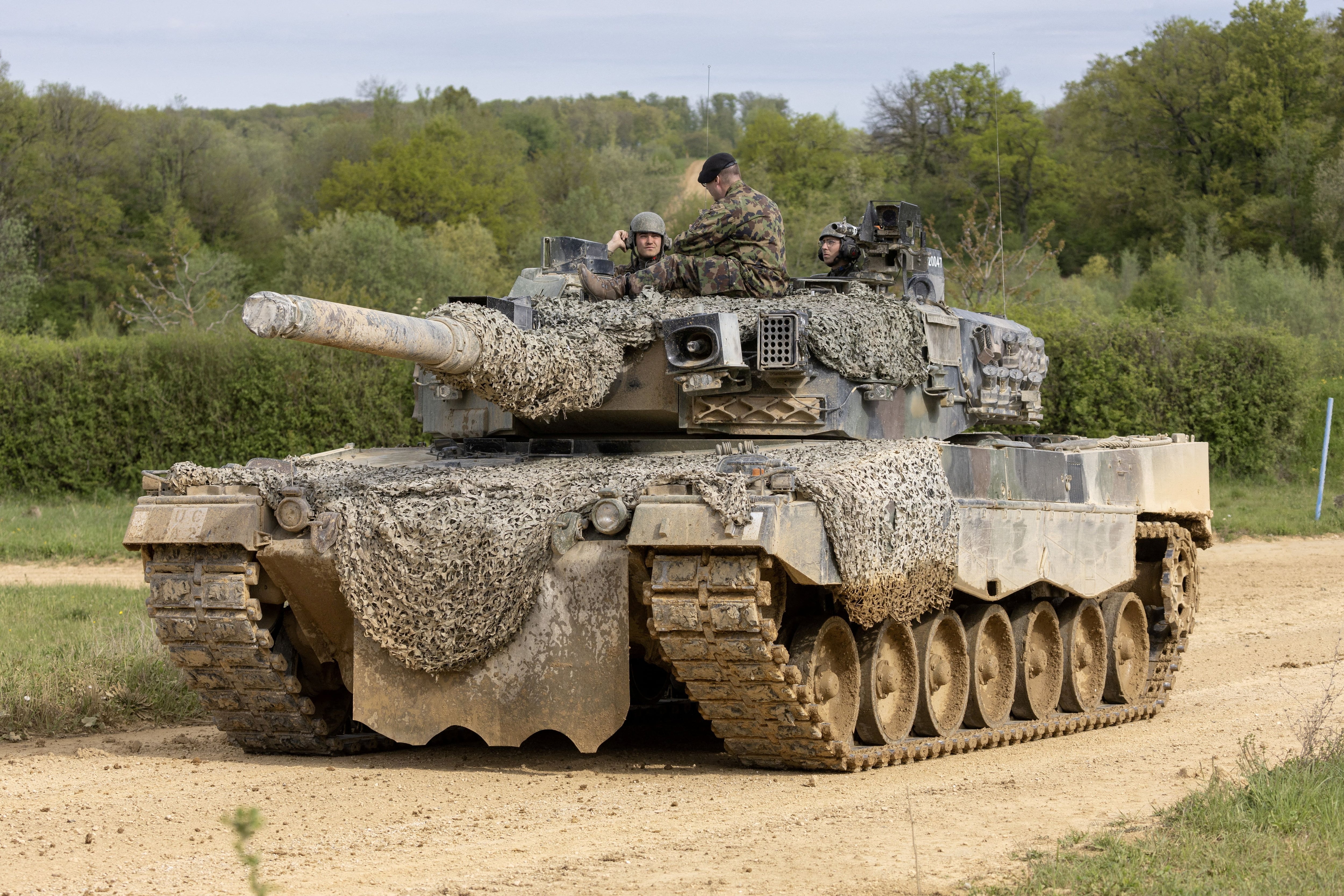 Ejercicio de ataque con el tanque Leopard 2 en Bure, Suiza el 5 de mayo de 2023. REUTERS/Denis Balibouse/Archivo
