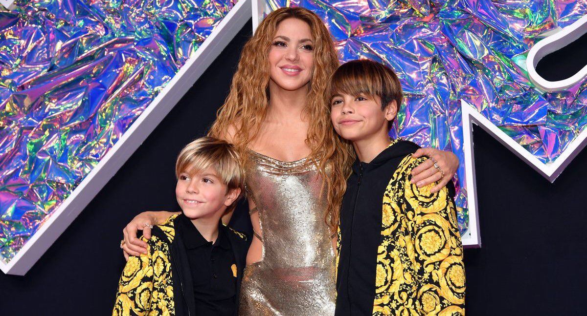 Shakira, Sasha y Milan posan en la alfombra roja de los VMAS 2023