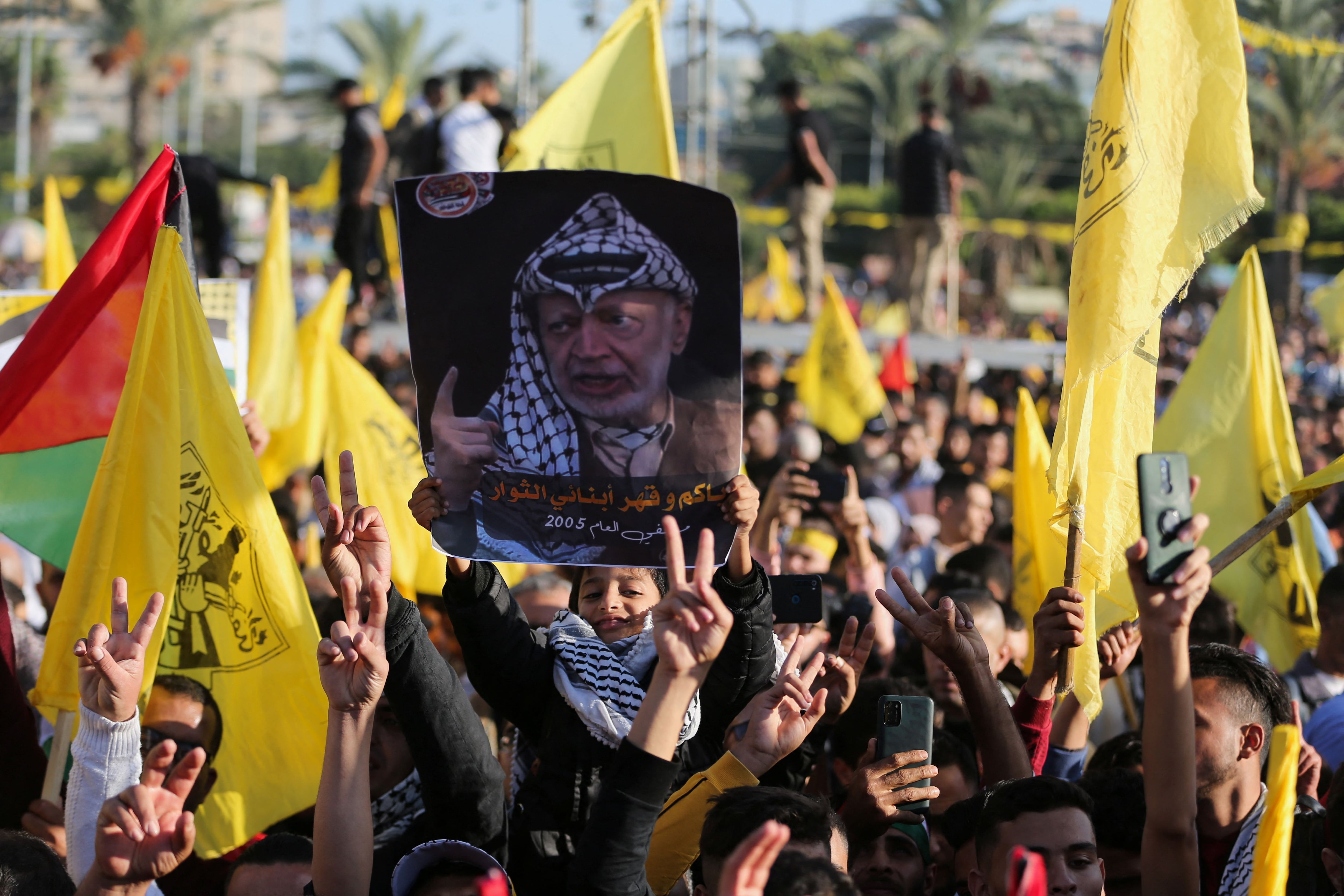 Decenas de palestinos participan en una concentración de Al Fataj con motivo del 18º aniversario de la muerte del líder palestino Yasser Arafat, en la ciudad de Gaza, el 10 de noviembre de 2022 (REUTERS/Ibraheem Abu Mustafa)