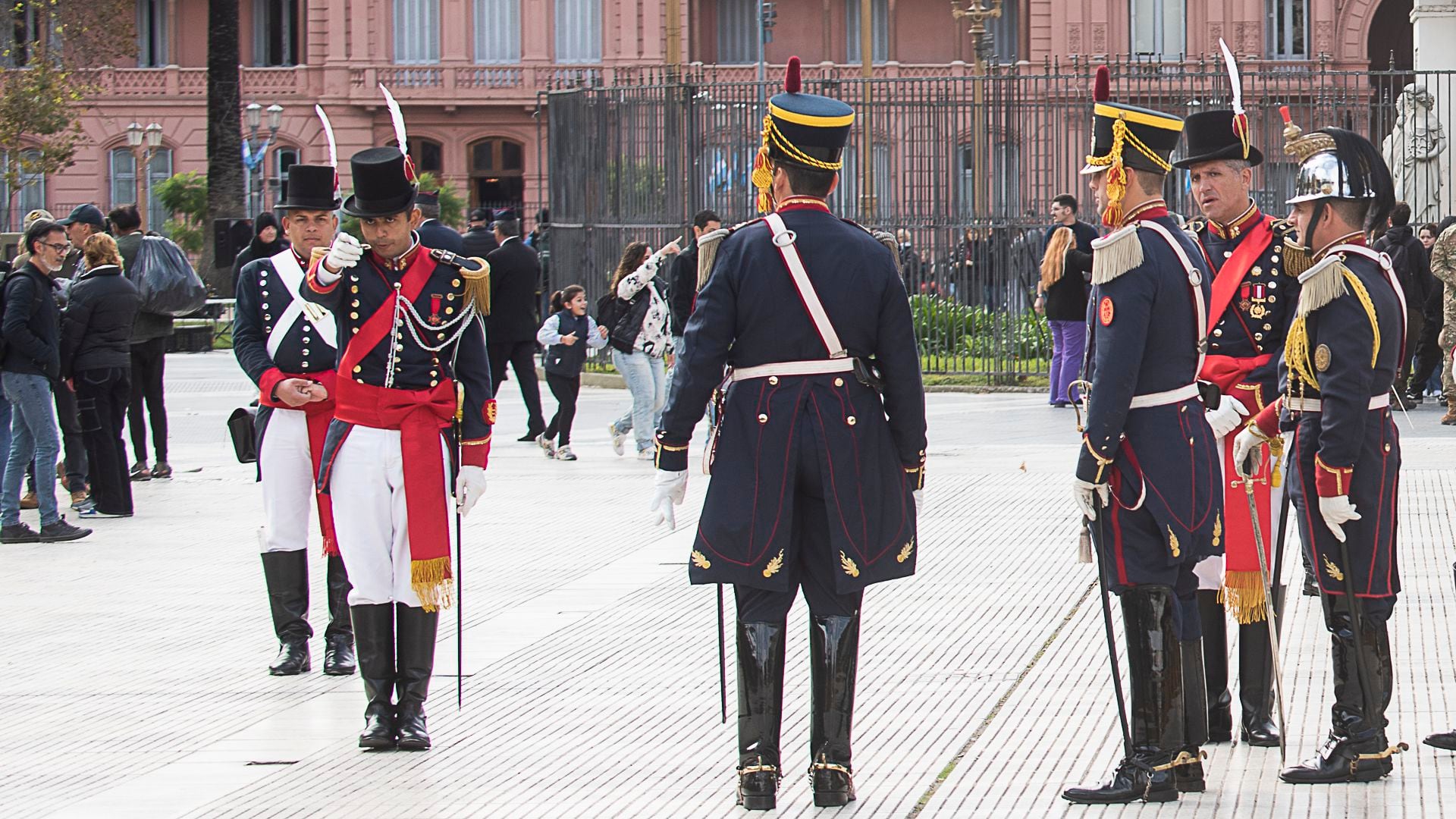 Historico cambio de guardia en Plaza de Mayo. Granaderos, Patricios e Iriarte