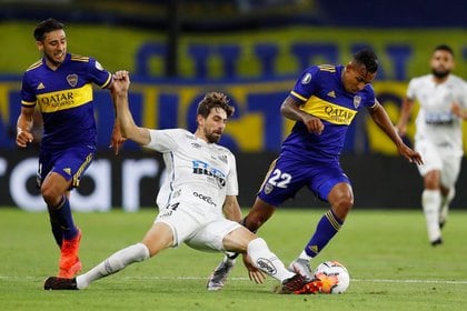Boca y Santos no se sacaron ventaja en la ida que se jugó en la Bombonera (Reuters)