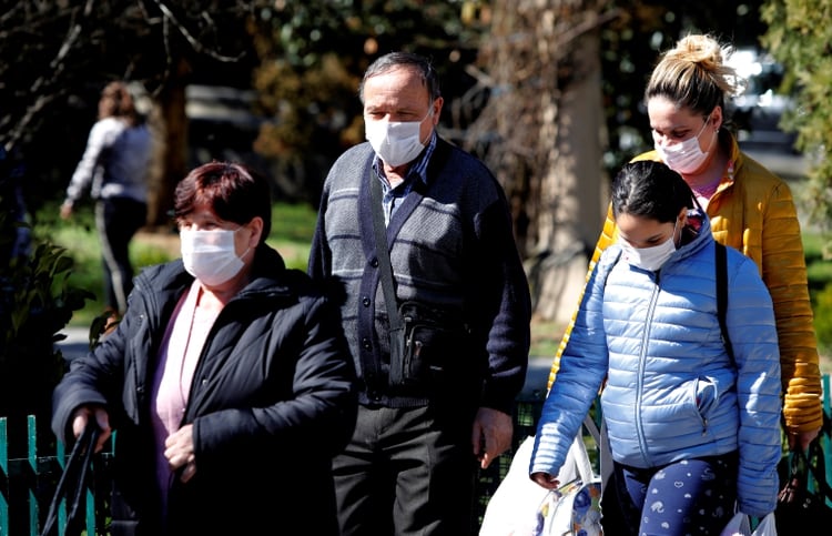 Después de China, los países actualmente más golpeados por el Covid-19 son Italia, Irán, España y Francia. (REUTERS/Ognen Teofilovski)