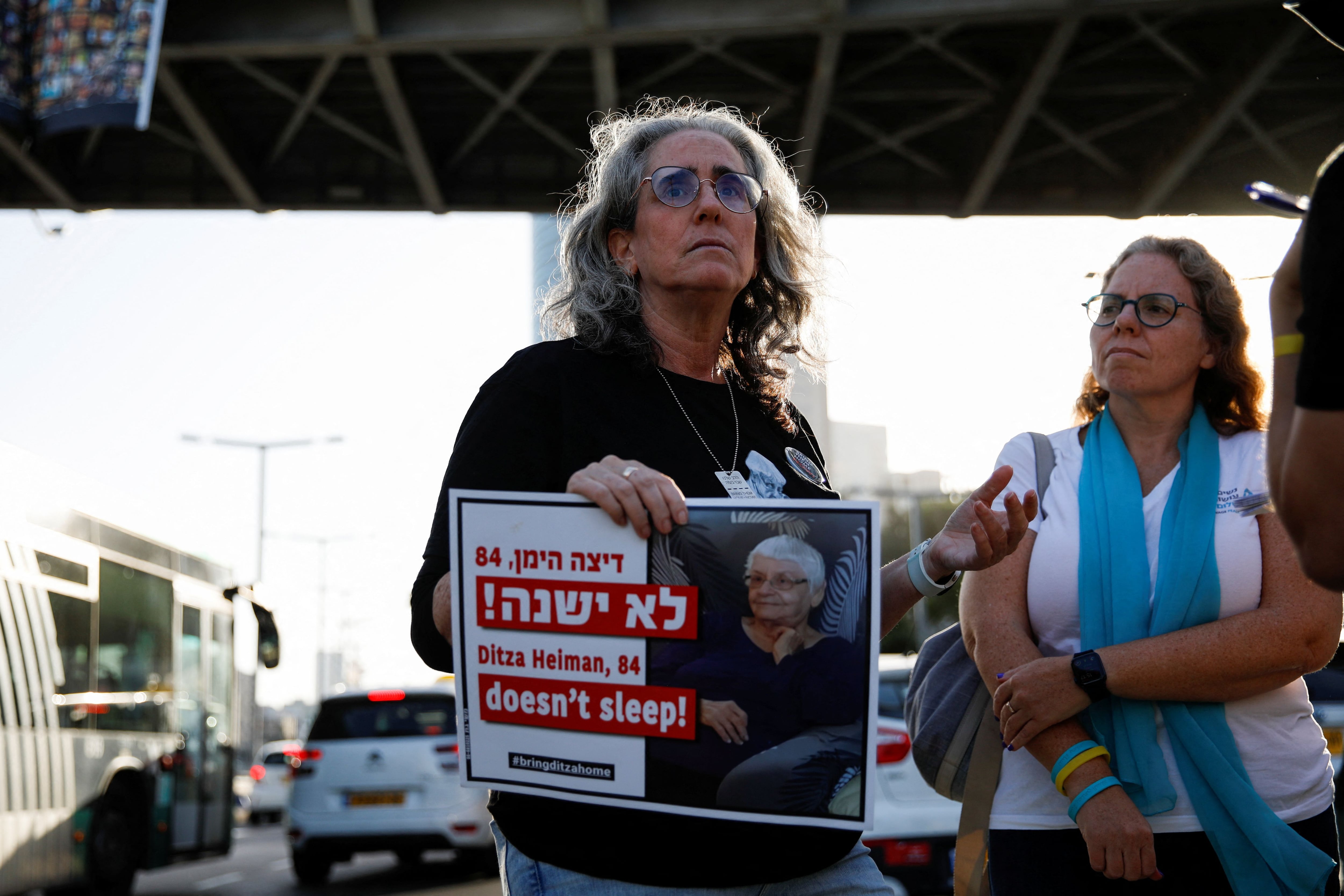 Neta Heiman muestra una foto de su madre Ditza Heiman, quien fue secuestrada por Hamas (REUTERS/Shir Torem)