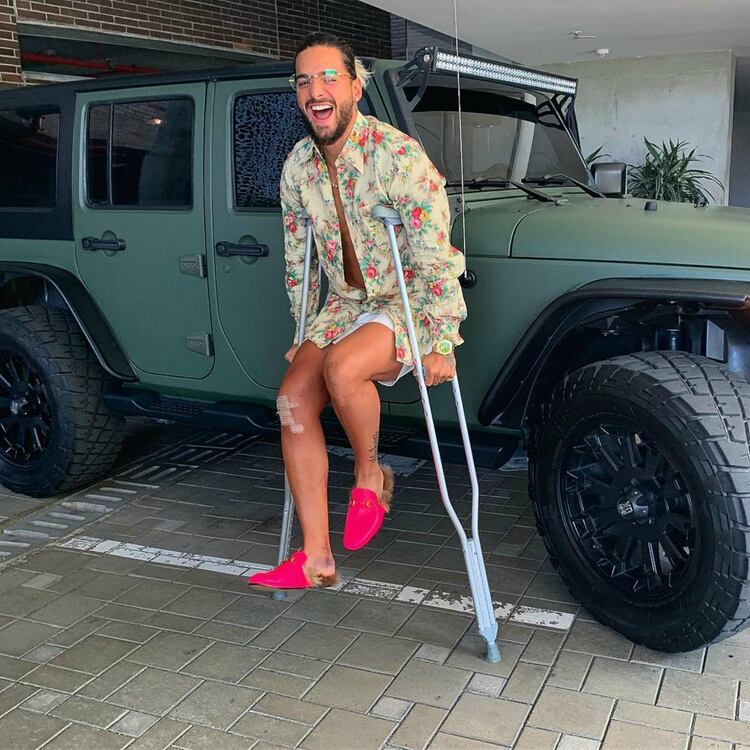Maluma continúa en recuperándose de su operación en la rodilla (Instagram)