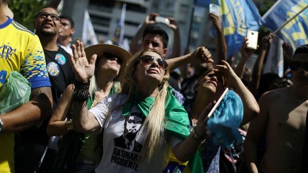 Algunos manifestantes utilizaron remeras con la cara de Bolsonaro (Reuters)