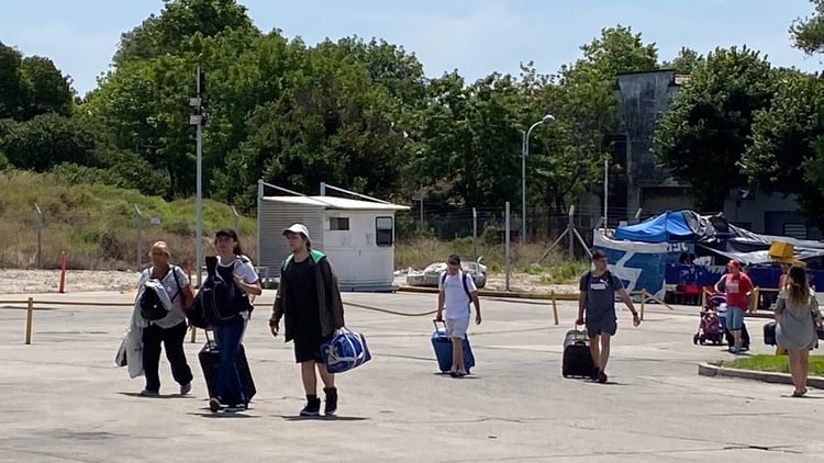 La peregrinación de los recién llegados a Mar del Plata, dejados en el mejor de los casos a 200 metros de la terminal