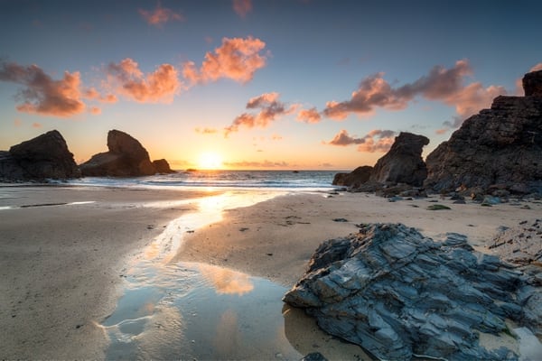 La playa de la bahía de Porthcothan en Cornwall todavía se puede visitar, pero los turistas ya no pueden ver una de sus estructuras de roca natural emblemáticas. El arco centenario fue destruido por olas de 10 metros y vientos de 112 km/h en enero de 2014