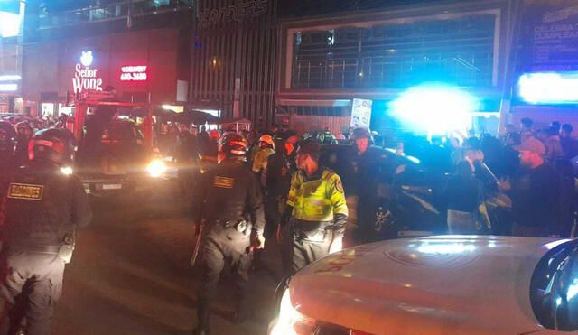 Cinco unidades de los bomberos atienden a los heridos de discoteca en la que se reportó explosión. (PNP)