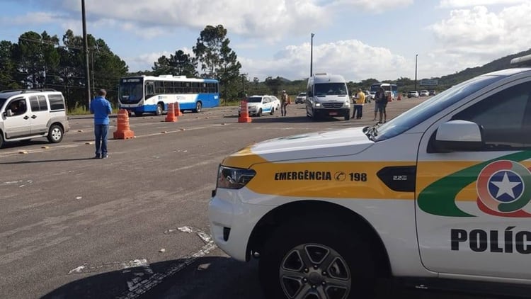 La famlia argentina fue detenida por la Policía de Carreteras de Brasil (Facebook: Polícia Militar Rodoviária de Santa Catarina)