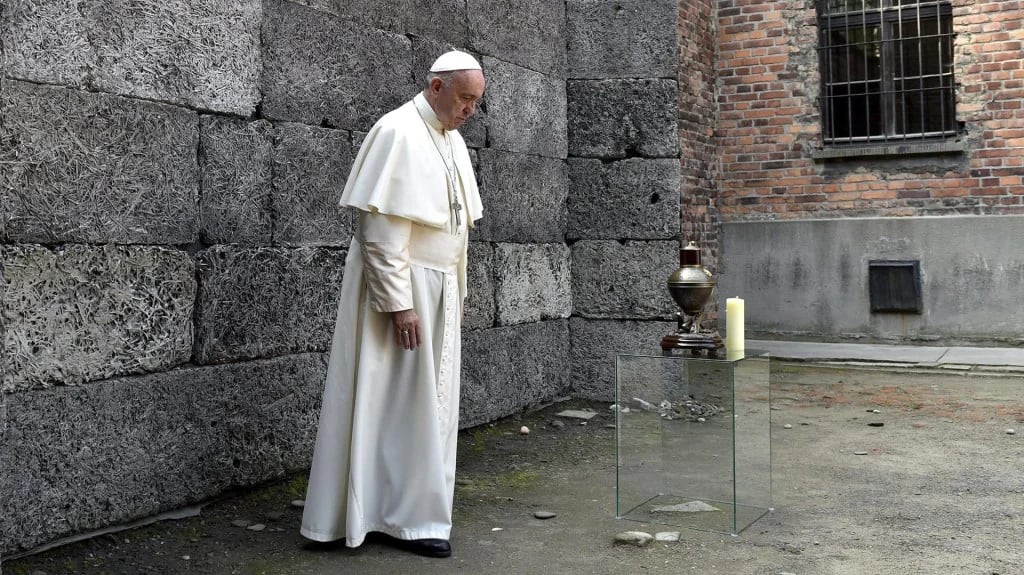 El papa Francisco reza durante su visita al campo de concentración de Auschwitz, en Oswiecim, Polonia (EFE)