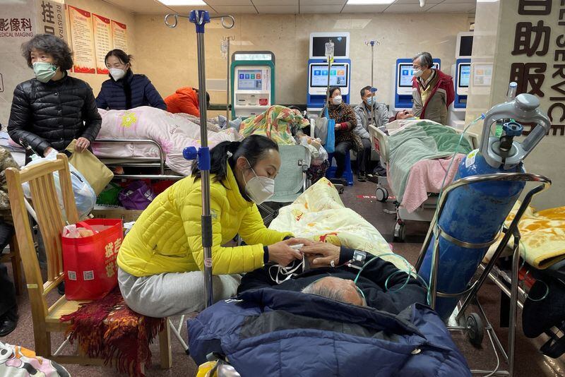 Pacientes tumbados en camas y camillas en un pasillo del servicio de urgencias de un hospital, en medio del brote de la enfermedad por coronavirus (COVID-19) en Shanghái, China el 4 de enero de 2023. REUTERS/Personal/Archivo