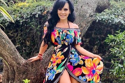 En el jardín de su propiedad la también cantante suele modelar su "look del día" (Foto: Instagram @MaribelGuardia)