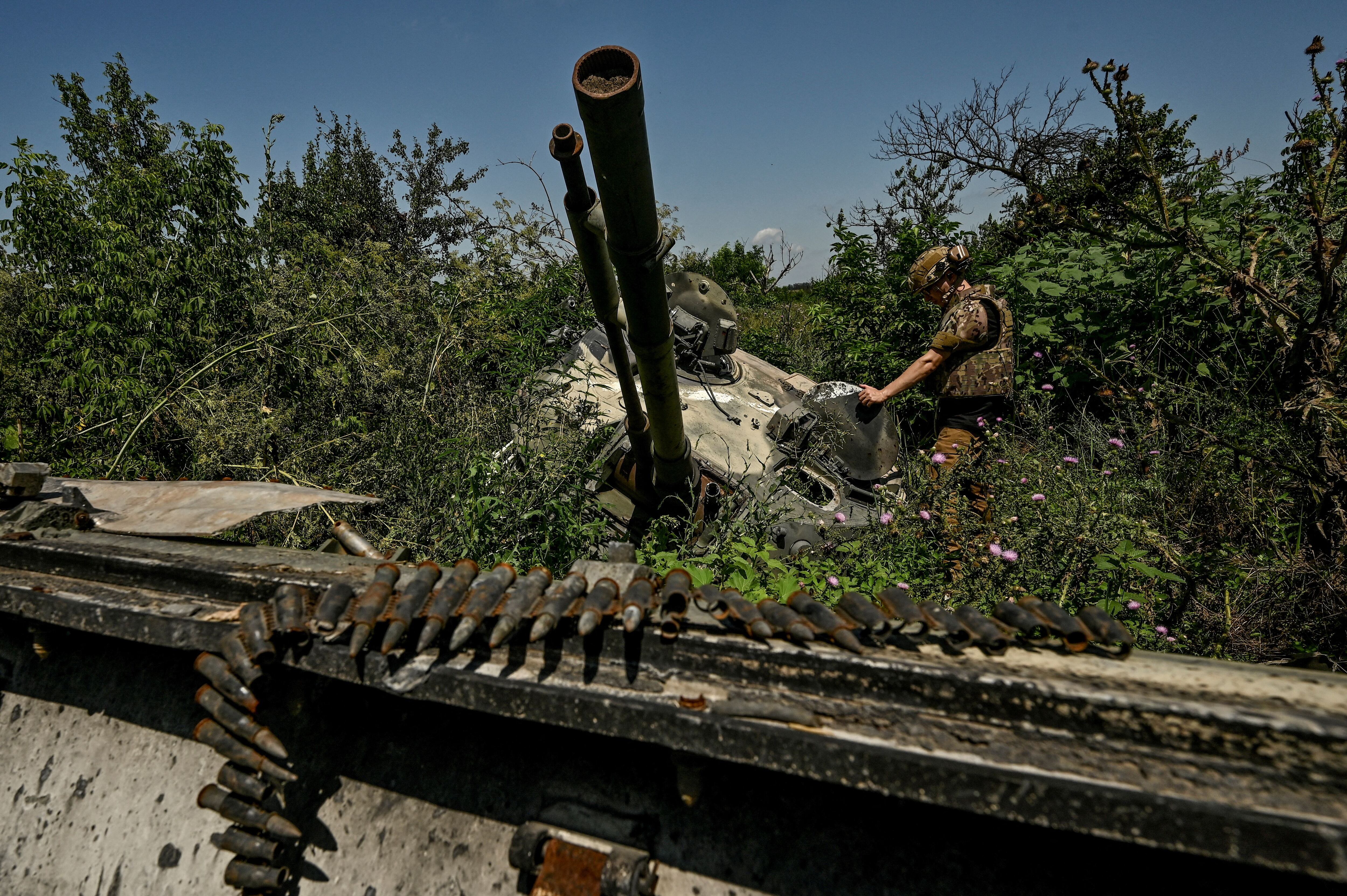 Un soldato ucraino ispeziona un veicolo da combattimento di fanteria russo BMP-3 distrutto nel villaggio recentemente liberato di Novodarivka, nel mezzo dell'offensiva russa contro l'Ucraina, nella regione di Zaporizhzhya, Ucraina, il 21 luglio 2023. REUTERS/Stringer/immagine d'archivio