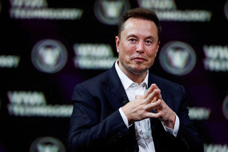 FOTO DE ARCHIVO: Elon Musk, presidente ejecutivo de SpaceX y Tesla y propietario de Twitter, gesticula mientras asiste a la conferencia Viva Technology dedicada a la innovación y las startups en el centro de exposiciones Porte de Versailles en París, Francia. 16 de junio de 2023. REUTERS/Gonzalo Fuentes