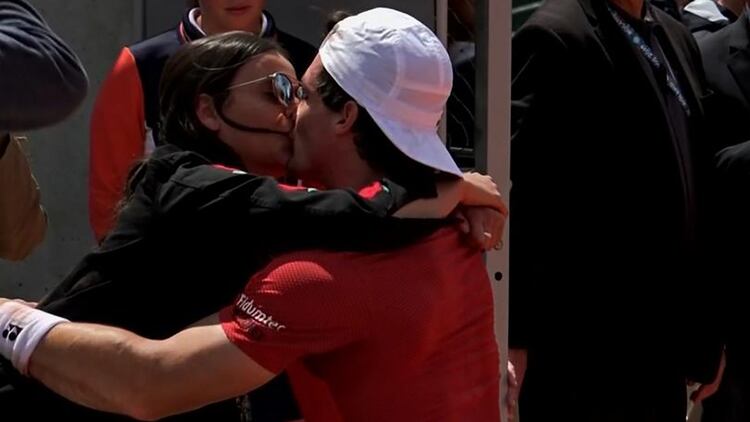 El beso con su novia Florencia, segundos después de ganar el Abierto de Francia por segunda vez en su carrera