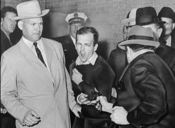 Lee Harvey Oswald recibe el disparo de Jack Ruby en la Estación Central de Policía de Dallas, el 24 de noviembre de 1963. (AP/Dallas Times-Herald, Bob Jackson)