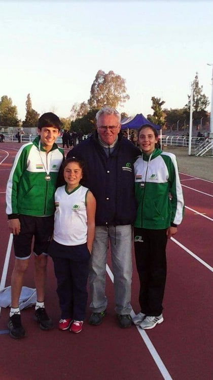 Bolmaro, en la izquierda, acompañado por compañeros de la escuela de atletismo y de Oscar Alessandria