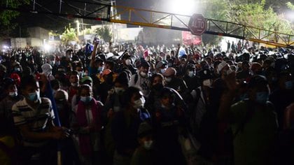 Miles de migrantes hondureños presionan el cordón policial para cruzar la frontera a El Florido, Guatemala, en su paso hacia los Estados Unidos (Photo by Johan ORDONEZ / AFP)