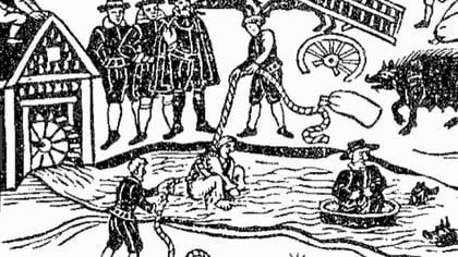 La prueba del agua consistía en amarrar a una supuesta bruja con cuerdas y lanzarla al río o al mar, si flotaba era una hechicera.
