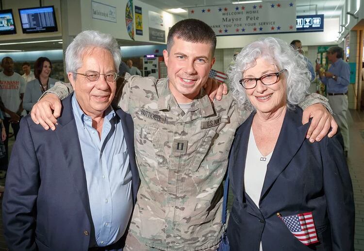Sus padres Joseph y Anne lo fueron a esperar al aeropuerto en South Bend a su regreso de Afganistán, en 2014 (Cortesía Pet Buttigieg)