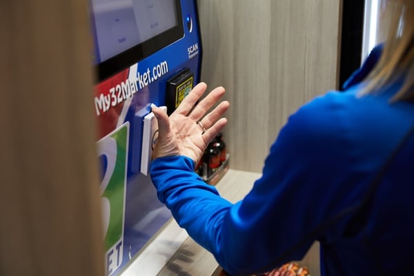 Una empleada de Three Market Square demuestra como el microchip permite comprar un refresco si necesidad de tarjeta ni efectivo (The Washington Post / Tim Gruber)