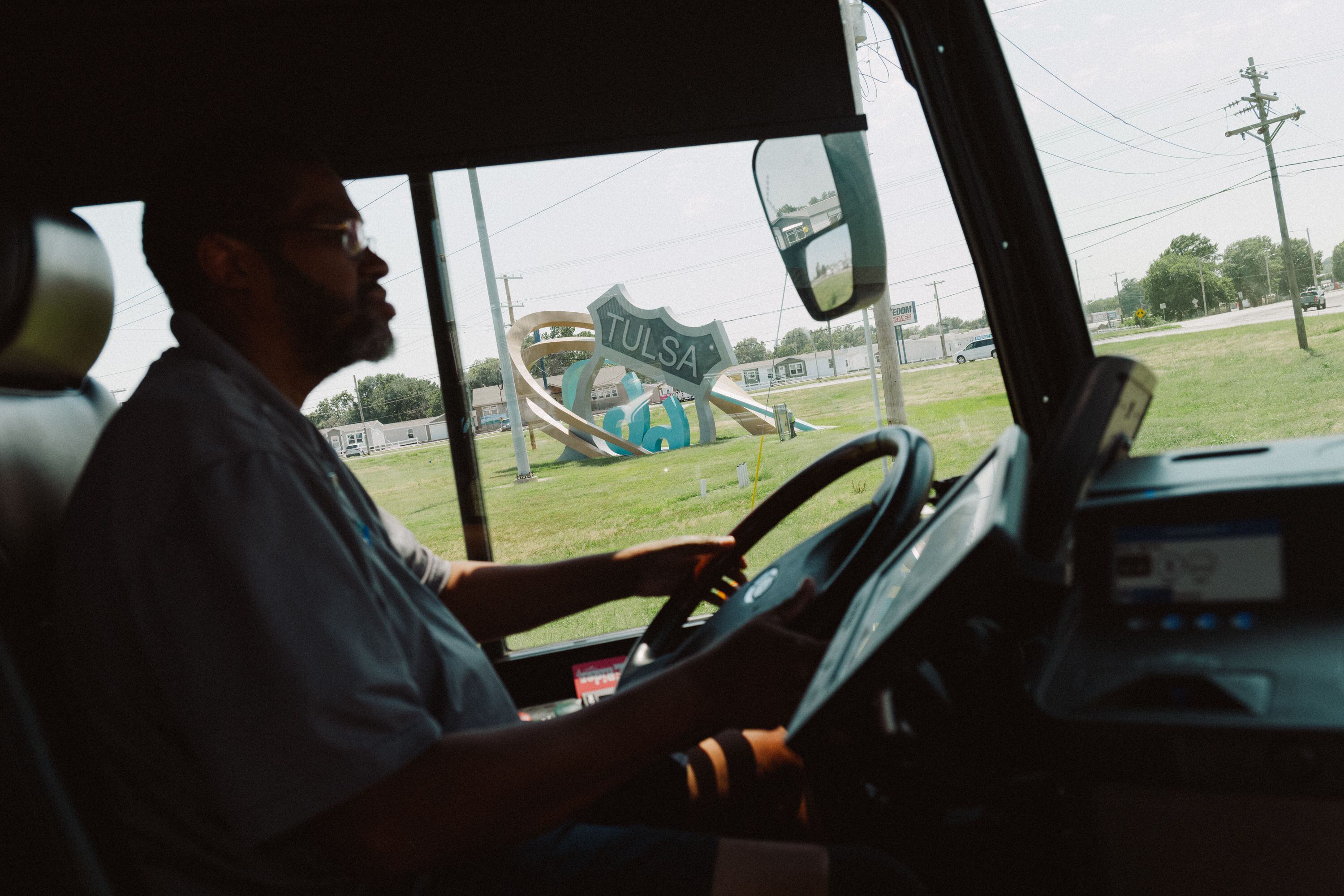 El conductor Winford Harris conduce uno de los autobuses eléctricos de la Metropolitan Tulsa Transit Authority, en Tulsa