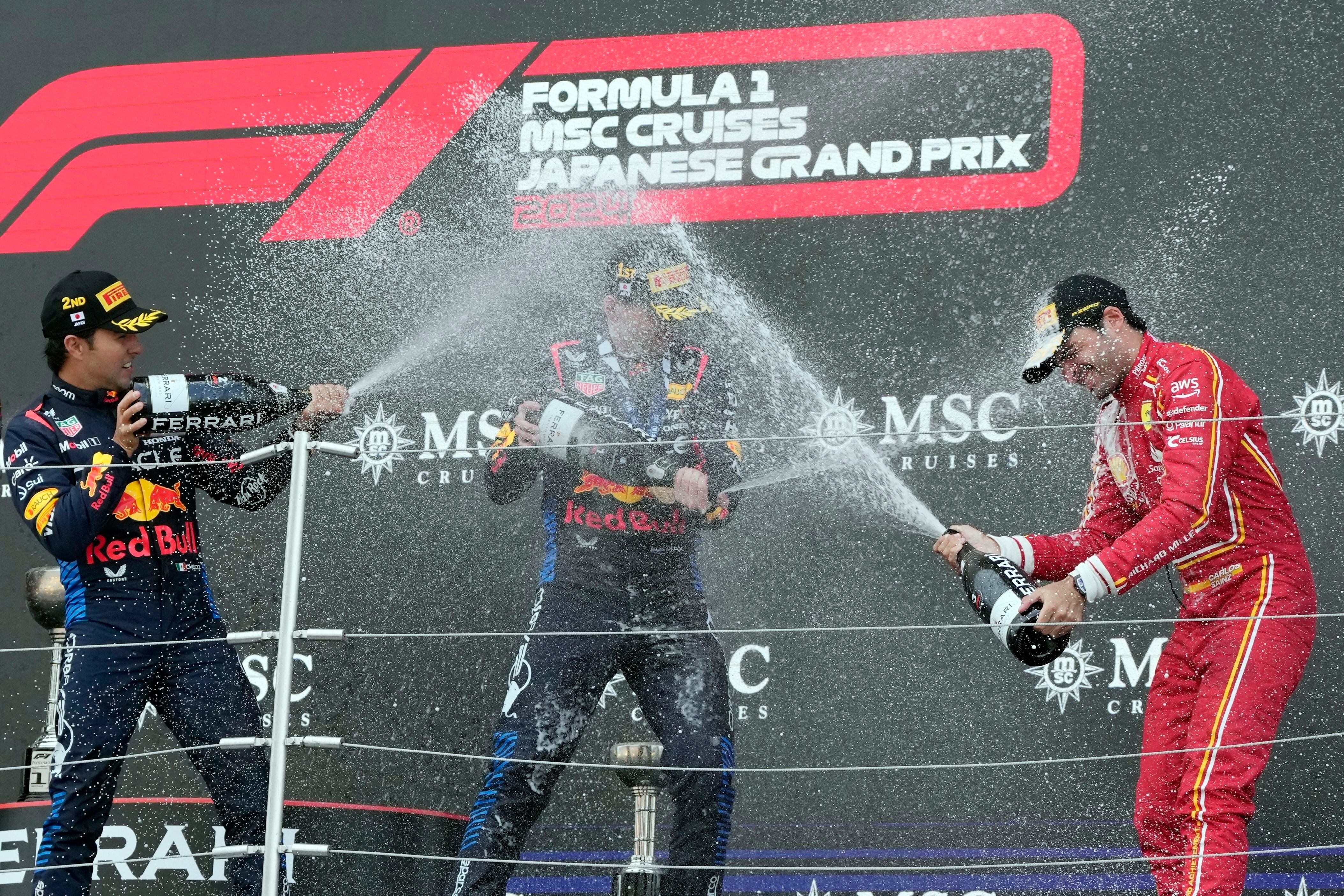 Carlos Sainz durante la celebración del podio en Japón (REUTERS).