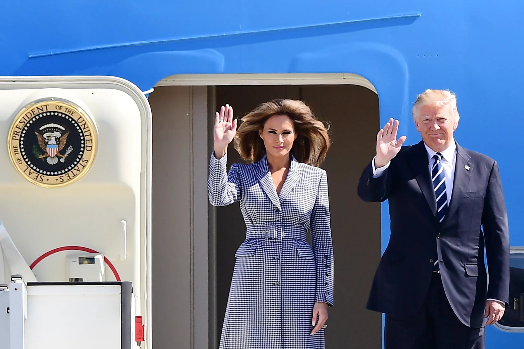 El presidente estadounidense Donald Trump y la primera dama Melania al aterrizar en el aeropuerto militar de Melsbroek en Steenokkerzeel este miércoles (AFP)