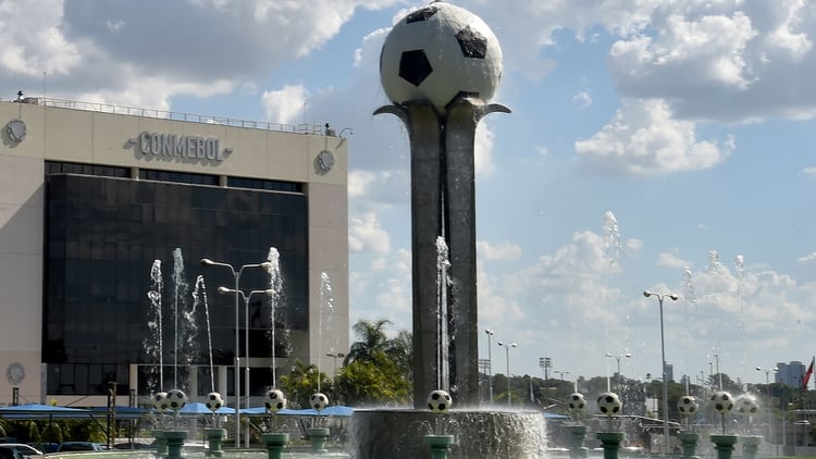 La Conmebol decidió cambiar la sede de la final de la Copa Libertadores, que se trasladará de Santiago a Lima (AFP)