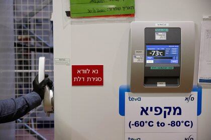 Las vacunas de Pfizer que está aplicando Israel deben conservarse en heladeras ultrafrías - REUTERS/Ronen Zvulun