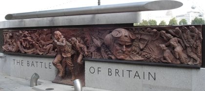El monumento a los pilotos de la Batalla de Inglaterra a orillas del Tamesis