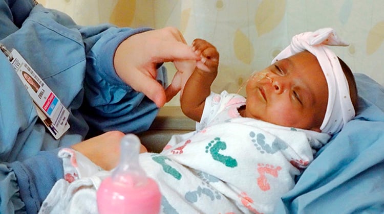 En esta fotografía de abril de 2019 facilitada por el Hospital Sharp Mary Birch para Mujeres y Recién Nacidos en San Diego, California, se ve a una bebé que cuando nació en diciembre pesó apenas 245 gramos. (Sharp HealthCare vía AP)
