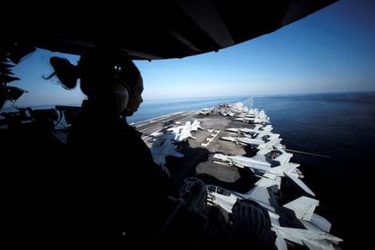 Vigilancia a bordo del USS John C. Stennis en la navegación del Estrecho de Hormuz (Reuters)