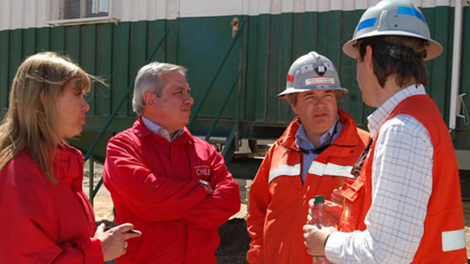 En septiembre de 2010 Sougarret dialoga con el presidente Piñera y otros miembros del gobierno chileno (Min. Minería de Chile)