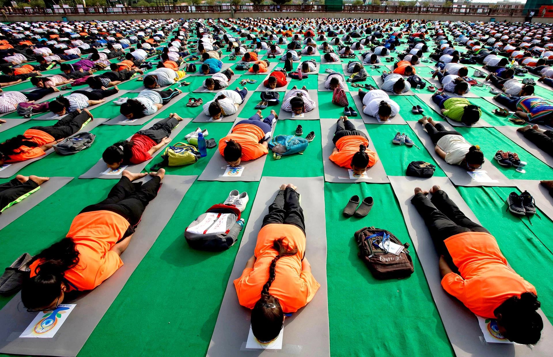 Miles de personas celebran el Día Internacional del Yoga, tomando una clase en Lucknow, India