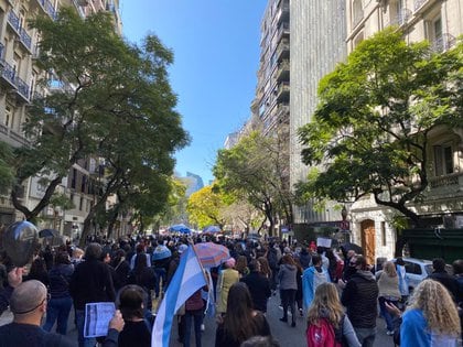 Las entidades que representan a las empresas de viajes en marcharon en Buenos Aires al Banco Central en protesta por las medidas cambiarias adoptadas estos últimos días en Argentina que dificultarán el turismo internacional cuando se reabran las fronteras