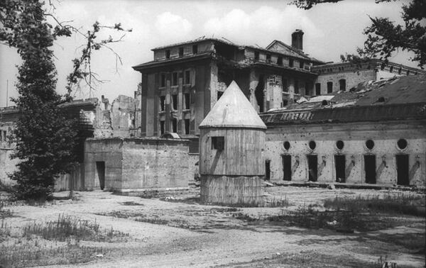 Salida del búnker hacia el jardín de la Cancillería. Muy cerca de la entrada, detrás de la torre, se incineraron los restos de Hitler. (ADN-ZB/Archiv)
