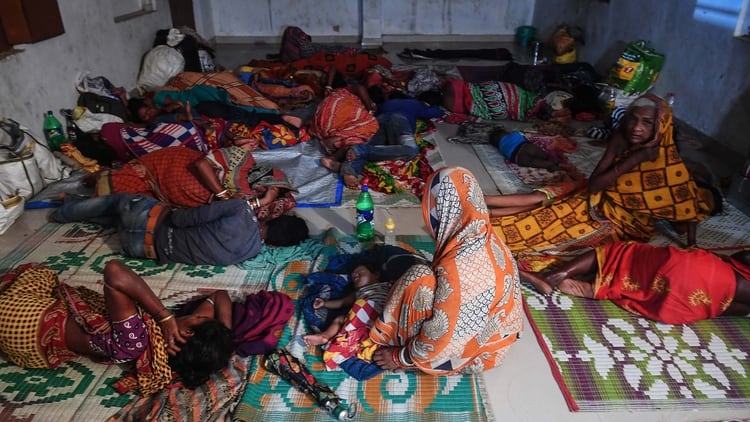 Familias evacuadas en un refugio de Puri, Odisha, el 3 de mayo de 2019 (DIBYANGSHU SARKAR / AFP)