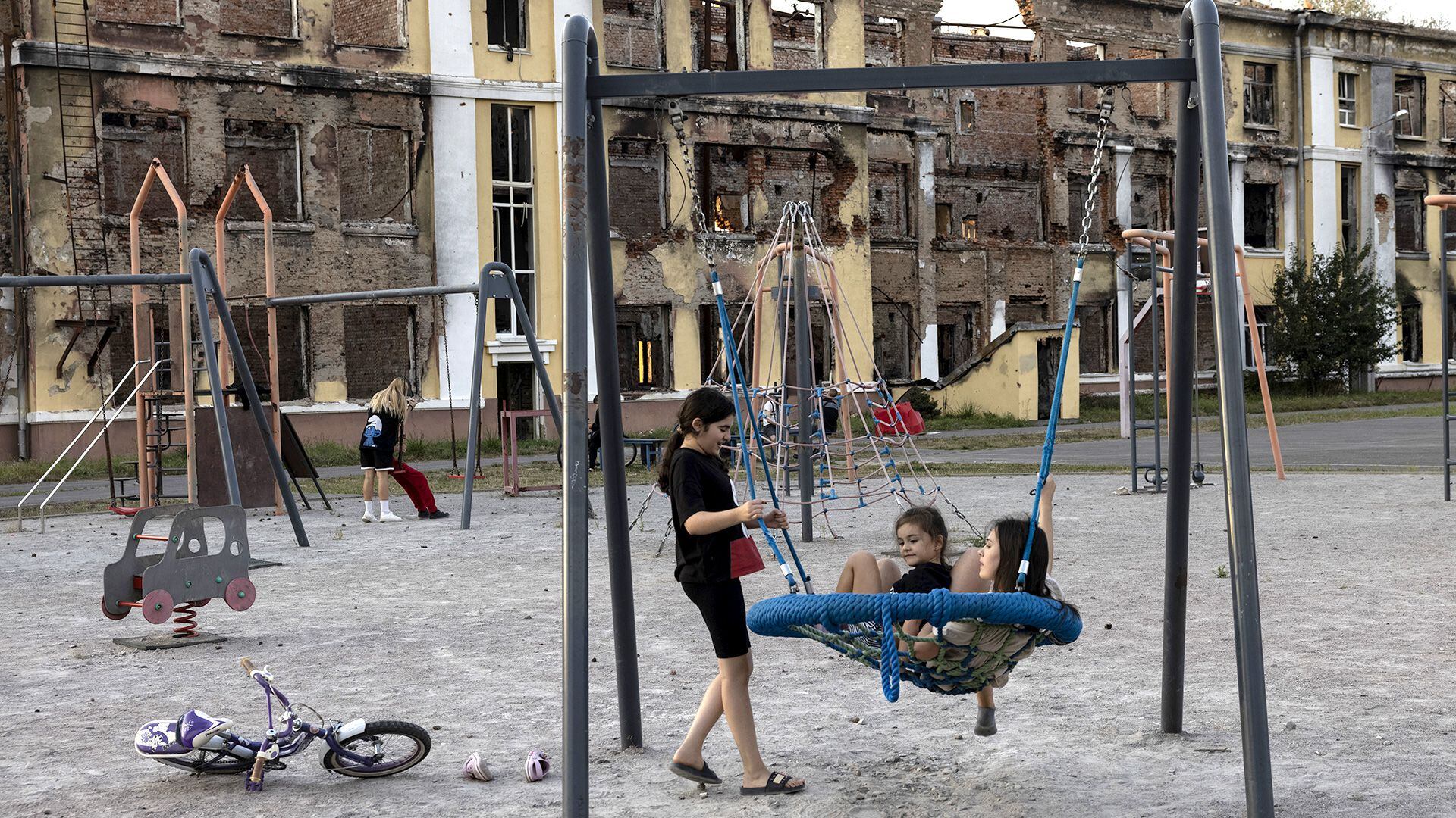 Niños en el patio de recreo de la Escuela nº 134 de Kharkiv  (Foto para The Washington Post de Heidi Levine)