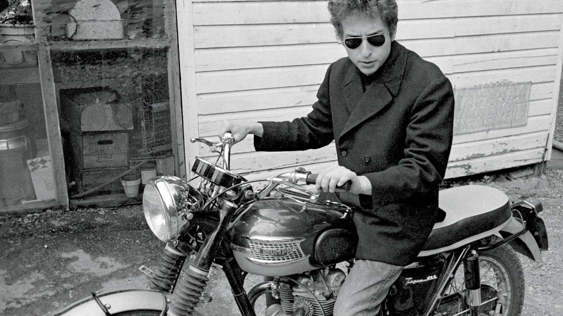 Bob Dylan en moto: el accidente lo sumió en una pausa artística de ocho años 