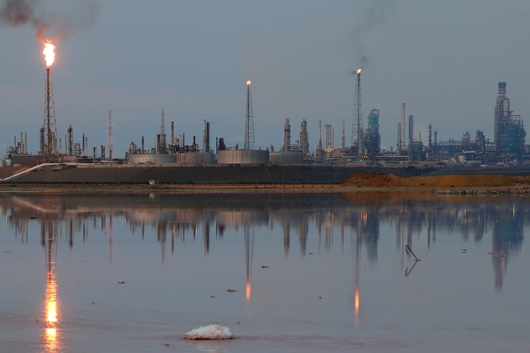 FOTOS DE ARCHIVO: Una visión general del complejo de la refinería Amuay, perteneciente a la petrolera estatal venezolana PDVSA, en Punto Fijo (Reuters/Archivo)