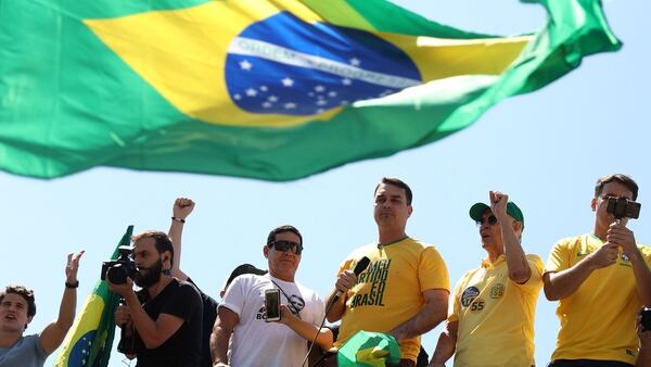 Flavio Bolsonaro, hijo del candidato de ultrderecha, participÃ³ de las movilizaciÃ³n en apoyo a su padre (Reuters)