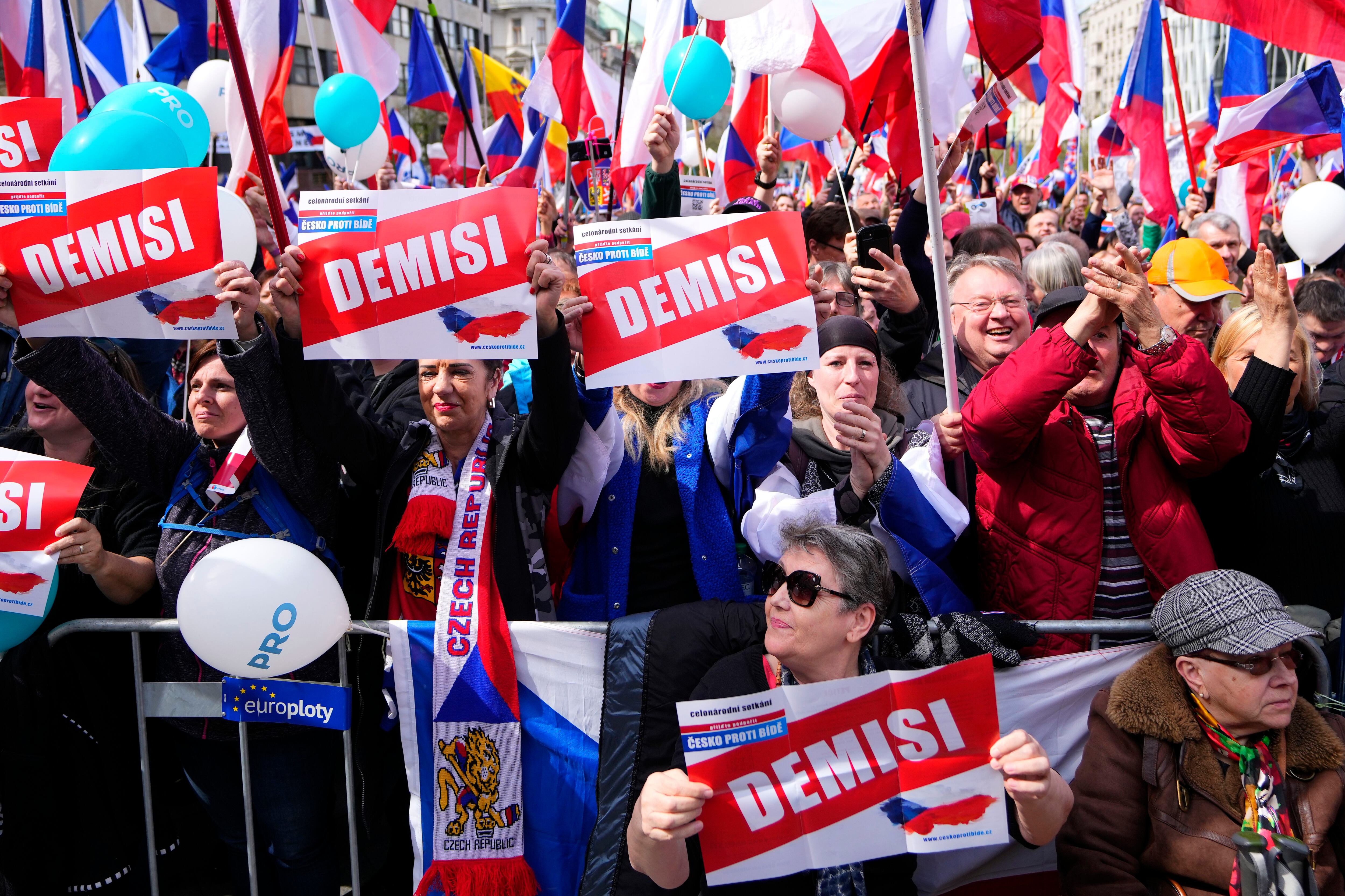 La protesta en Praga el 16 de abril de 2023. (Foto AP/Petr David Josek)