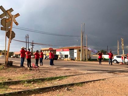 Decenas de ancianas, mujeres, jóvenes y niñas bloquean varias horas el tren y la carretera que va a Tijuana, lo que deja varado a miles de automóviles además de camiones de carga e interurbanos. (Foto: EFE)
