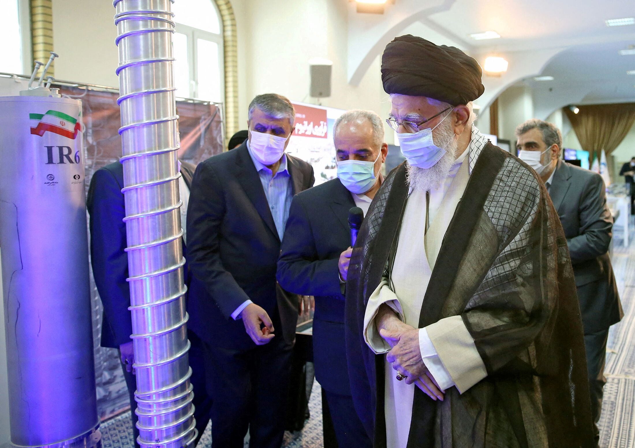 El Ayatollah Ali Khamenei visita centrífugas del programa nuclear iraní (WANA/Reuters)
