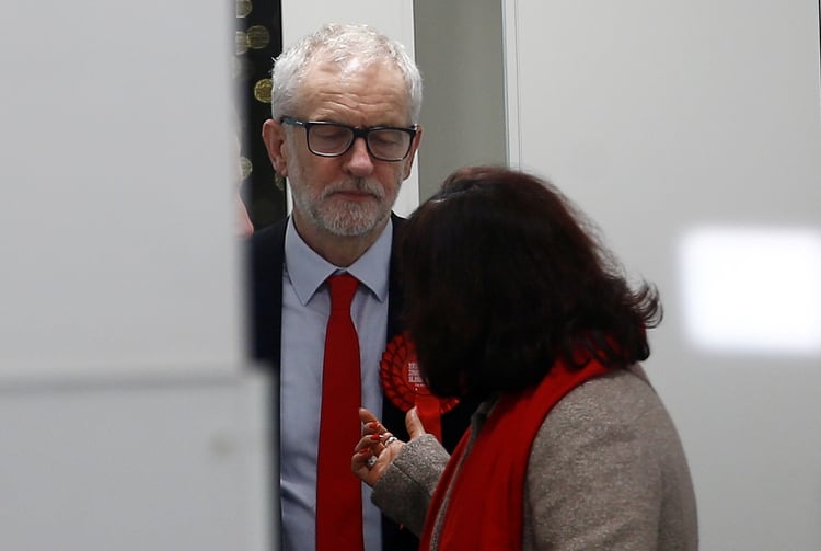 Corbyn y su esposa Laura Álvarez abandonan la sede del Partido Laborista tras la derrota (REUTERS/Henry Nicholls)
