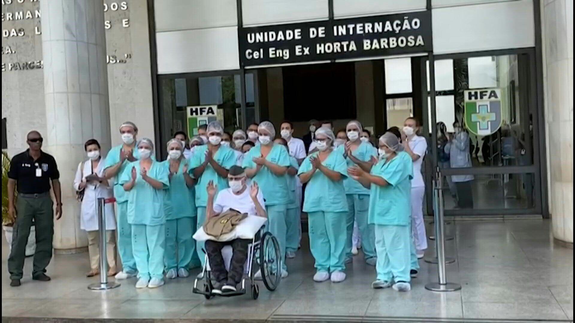 Un militar brasileño de 99 años se curó del coronavirus y en medio de honores castrenses recibió el alta el martes en un hospital del país de América Latina más golpeado por la enfermedad.